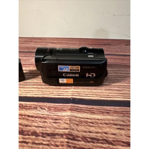 Canon VIXIA HF11 Camcorder with Battery TESTED WORKING
